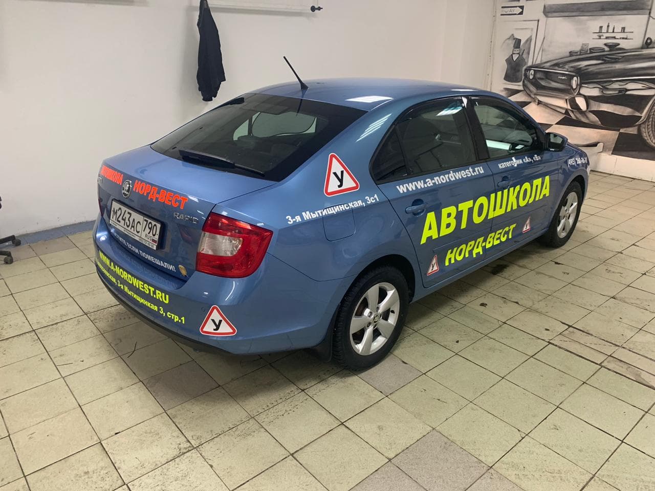 Брендирование автомобиля автошколы контрастной аппликацией, вид сзади