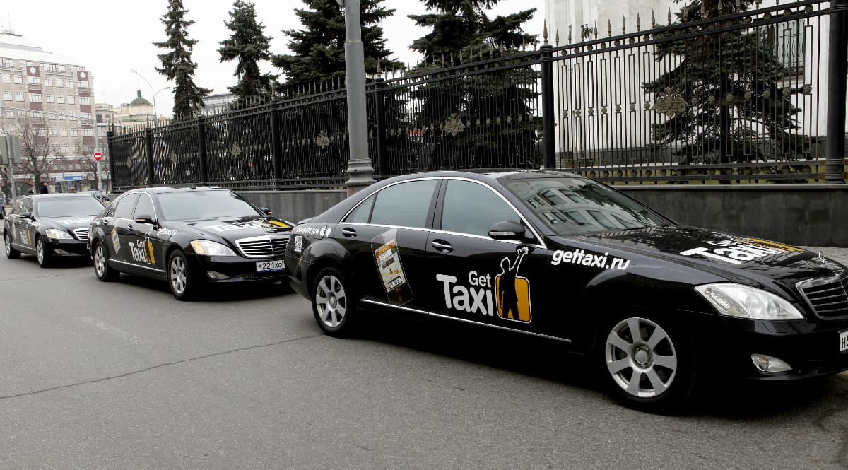 Брендирование парка автомобилей такси рекламной графикой