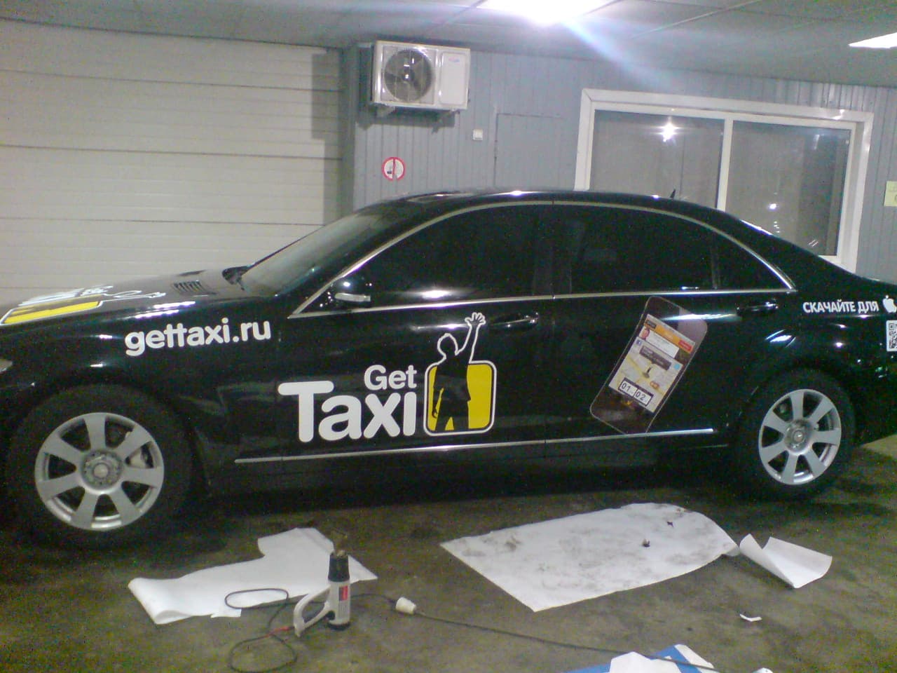 Брендирование автомобиля Get Taxi, вид сбоку